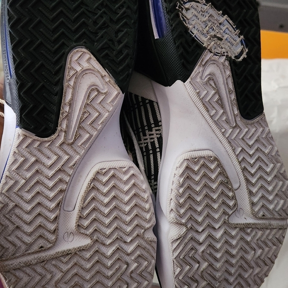 Nike - Picture 9 of 16